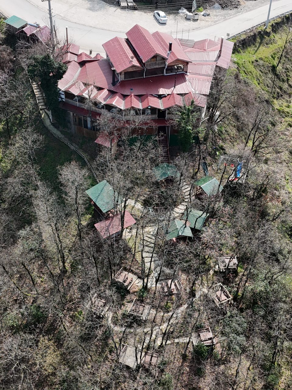 Ormanın içine kurulu Çida Restoran ve ağaçların arasındaki çardaklar, yukarıdan görünüm
